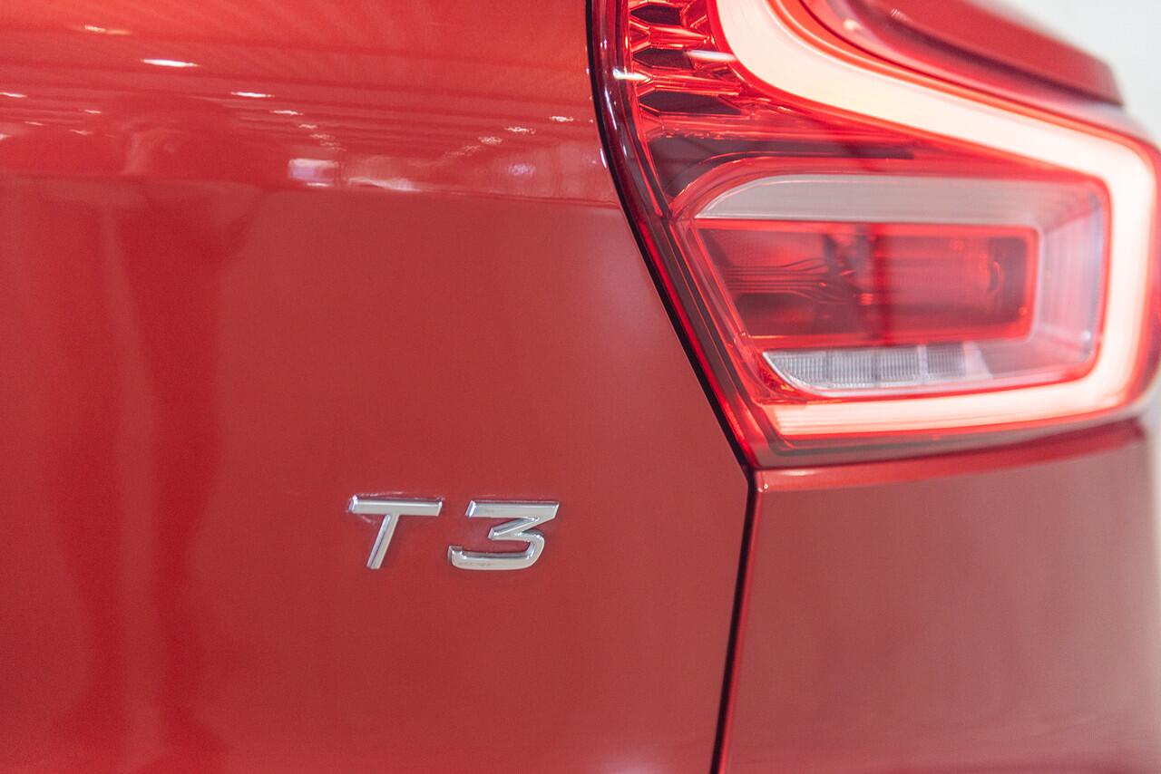 Volvo XC40 T3 Momentum Leder Trekhaak Parkeercamera Stoelverwarming 163pk