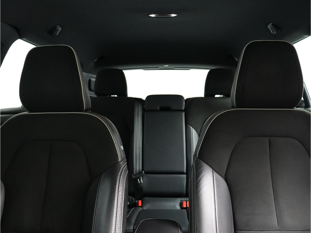 Volvo XC40 T2 Automaat R-Design Volvo XC40 T2 129PK / Automaat R-Design / Park Assist Pack / adaptieve cruise control / BLIS / Key Less / 18"/