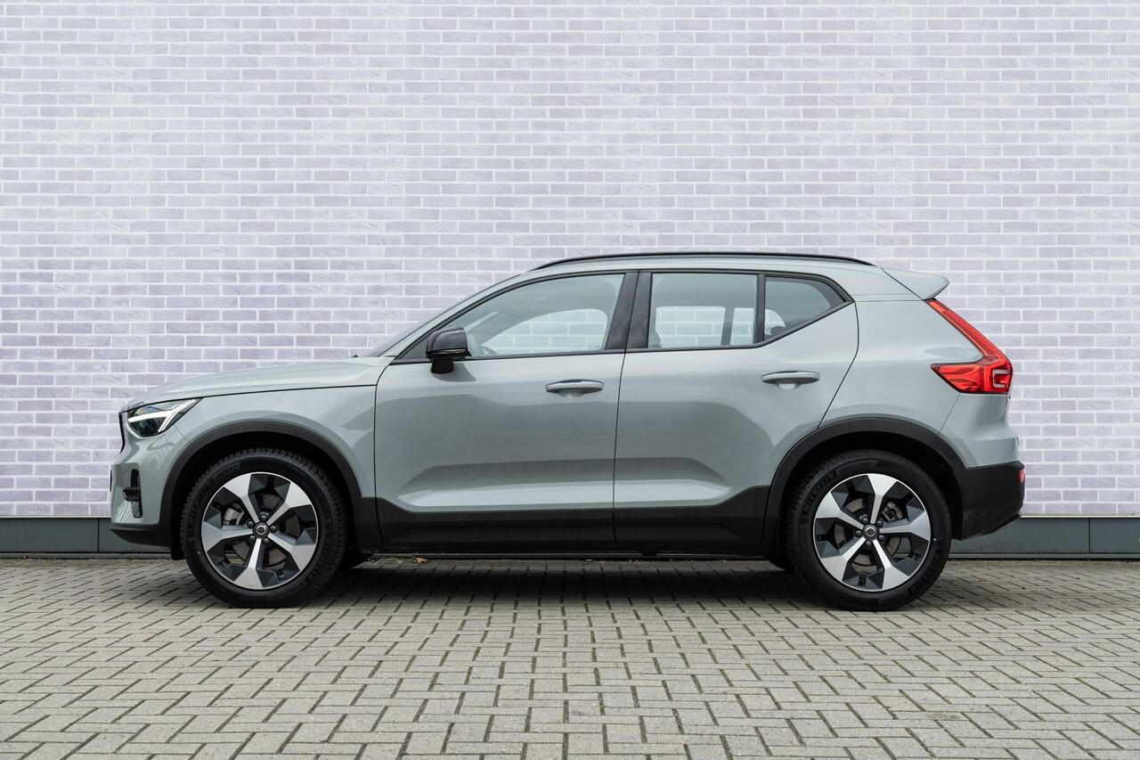 Volvo XC40 B4 Plus Dark Aut | Trekhaak 2000 kg | All-seasonbanden | BLIS | Adaptive Cruis control | 19" Wielen | Verw.voorstoelen | Verw. voorruit | Parkeercamera |