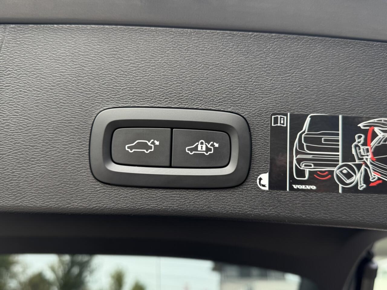 Volvo XC40 2.0 T4 Momentum| Trekhaak, CarPlay, Keyless, Leder