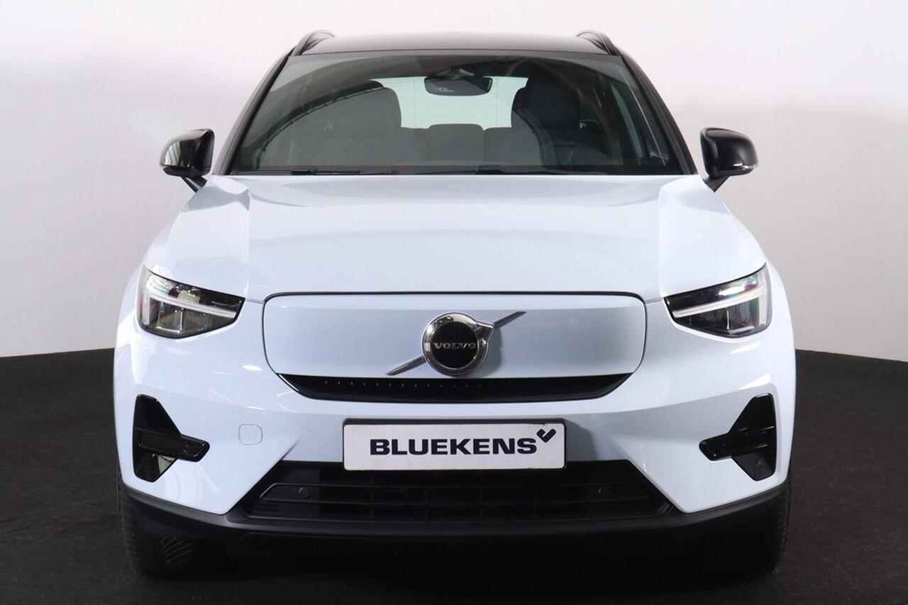 Volvo XC40 Extended Range Plus 82 kWh - IntelliSafe Assist & Surround - Parkeercamera achter - Verwarmde voorstoelen & stuur - Parkeersensoren voor & achter - Draadloze tel. lader - Warmtepomp - Elektr. inklapbare trekhaak - 19' LMV