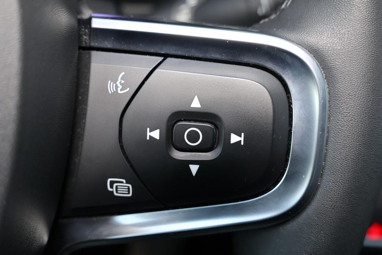 Volvo XC40 Recharge Twin Ultimate 78 kWh - Panorama/schuifdak - IntelliSafe Assist & Surround - 360º Camera - Harman/Kardon audio - Verwarmde voorstoelen & stuur - Parkeersensoren voor & achter - Elektr. bedienb. voorstoelen met geheugen links - Draadloze tel. lader