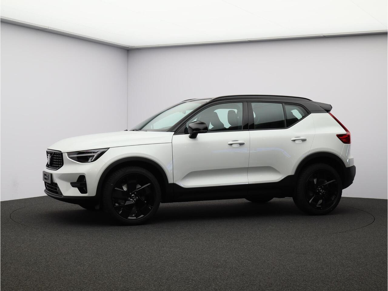 Volvo XC40 2.0 B4 Plus Black Edition / Nubuck Bekleding / Harman Kardon / Stoel+Stuurverwarming / Adaptive Cruise / Pilot Assist / BLIS / Keyless /