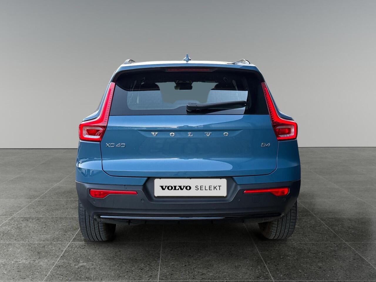 Volvo XC40 2.0 B4 Plus Dark | Trekhaak | Stoelverwarming | Keyless Entry | Elektrische kofferklep |