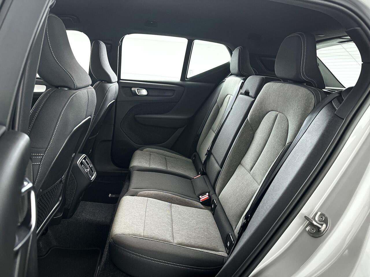 Volvo XC40 B4 Plus Dark | Parkeercamera | Stoel- en Stuurverwarming | Harman Kardon | Trekhaak