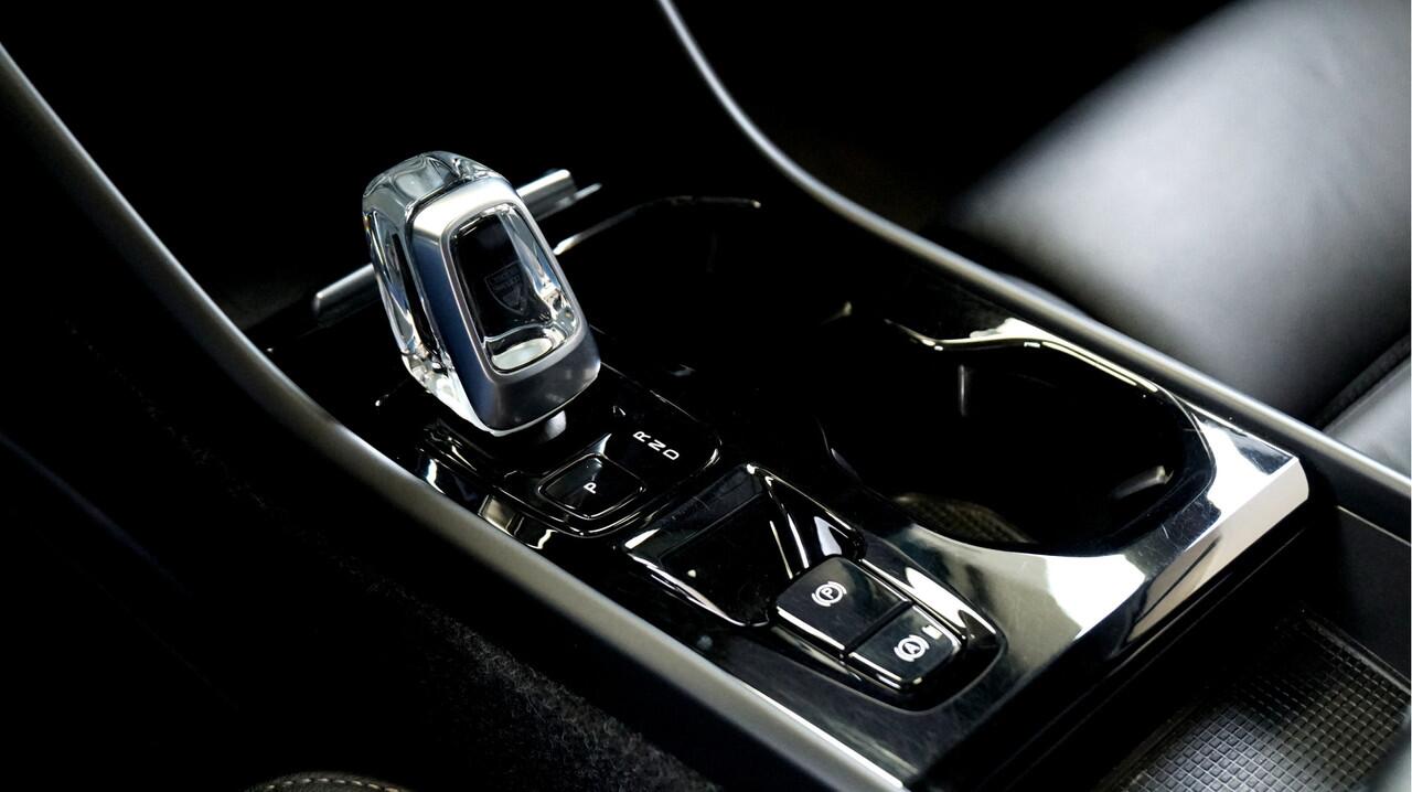 Volvo XC40 1.5 T4 Plug-in Hybrid 155kW/211pk DCT7 Ultimate FACELIFT! PANORAMADAK + HARMAN/KARDON + ADAPT.CRUISE + PILOT ASSIST + NAVI SENSUS + BLIS + LANE ASSIST + EL.STOELEN + STOEL-&STUURVERWARMING + CAMERA + KEYLESS + PARKSENSOREN V&A + 19" LM-VELGEN!!