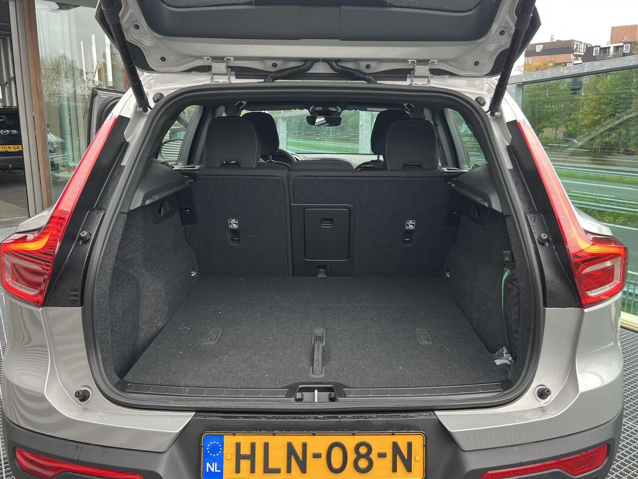 Volvo XC40 2.0 B4 Plus Dark Mild hybrid, Automaat, Trekhaak semi elektrisch wegklapbaar, Stoelverwarming, Stuurverwarming, Verwarmde voorruit, Noodreservewiel