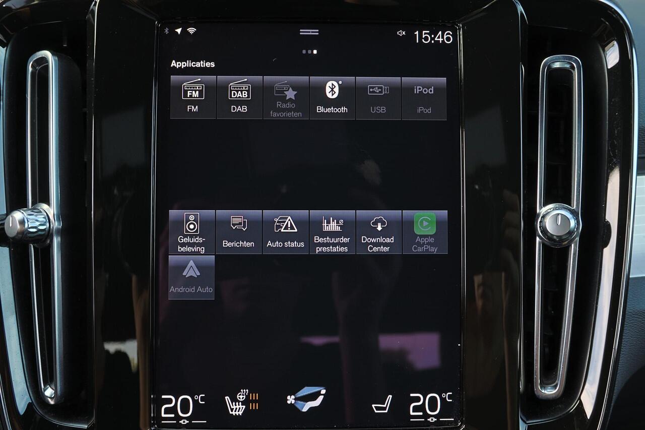 Volvo XC40 T5 Recharge Plus Dark - IntelliSafe Assist - 360º Camera - Harman/Kardon audio - Verwarmde voorstoelen & stuur - Parkeersensoren voor & achter - Elektr. bedienb. voorstoelen met geheugen links - Draadloze tel. lader - Extra getint glas - 19' LMV