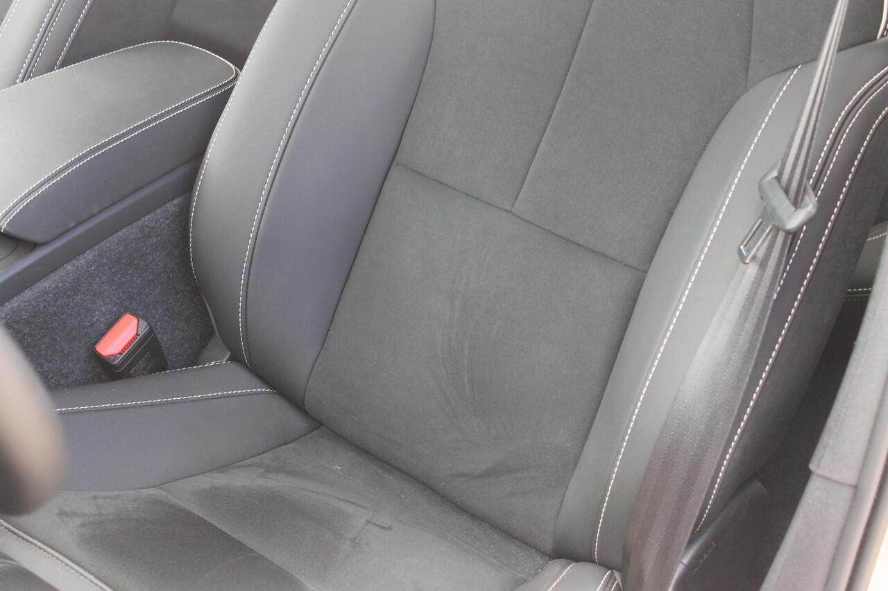 Volvo XC40 B3 177PK Automaat Plus Dark Google infotainment / Draadloos telefoon opladen / Elektrisch bedienbare bestuurdersstoel met geheugen / Adaptieve Cruise Control / Parkeersensoren voor en achter met 360 graden camera