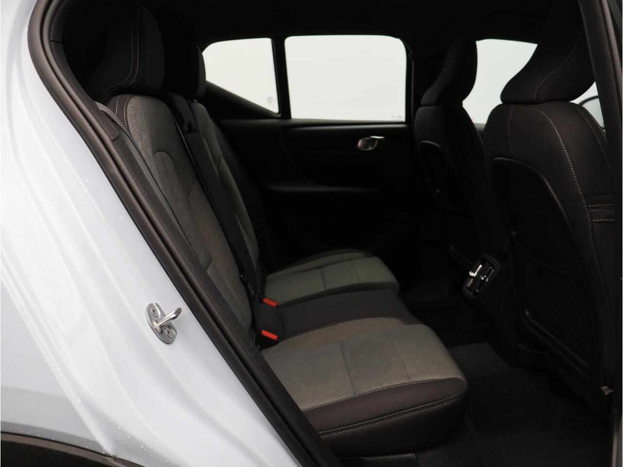 Volvo XC40 2.0 B4 Plus Dark Automaat / Trekhaak / Harman Kardon / All-Season Banden / Voorraam verwarmd