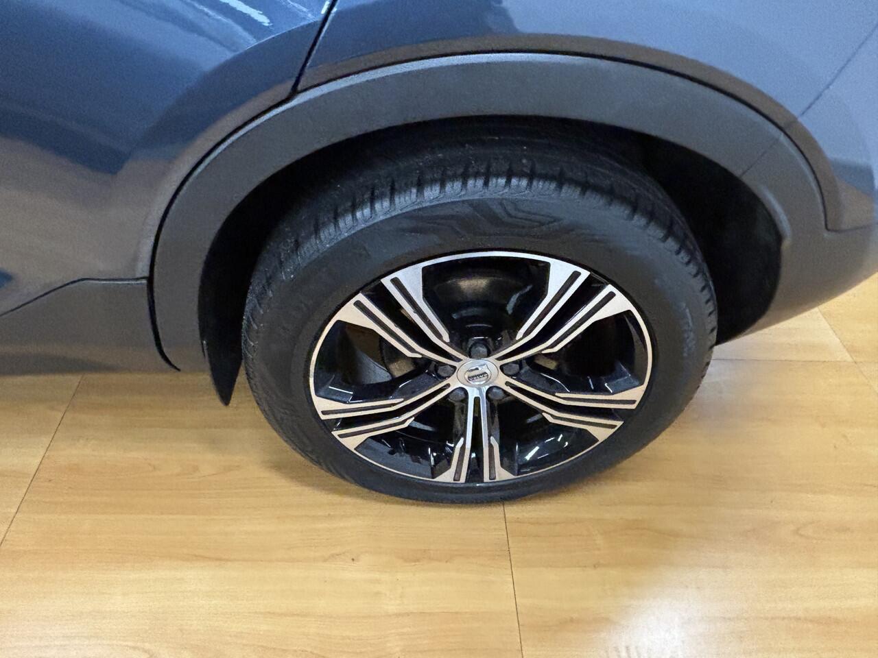 Volvo XC40 1.5 T4 Recharge Inscription - NL auto met NAP - LEER -CARPLAY - NAVI 4 nieuwe ALL SEASON BANDEN _ ONDERHOUD _ APK