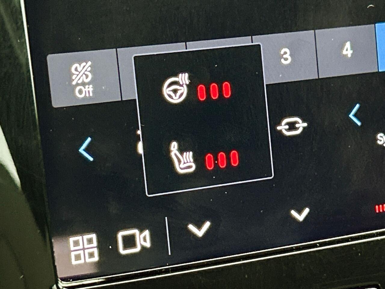 Volvo XC40 2.0 B4 Plus Dark | 19 inch | Trekhaak | Voorruit verwarming