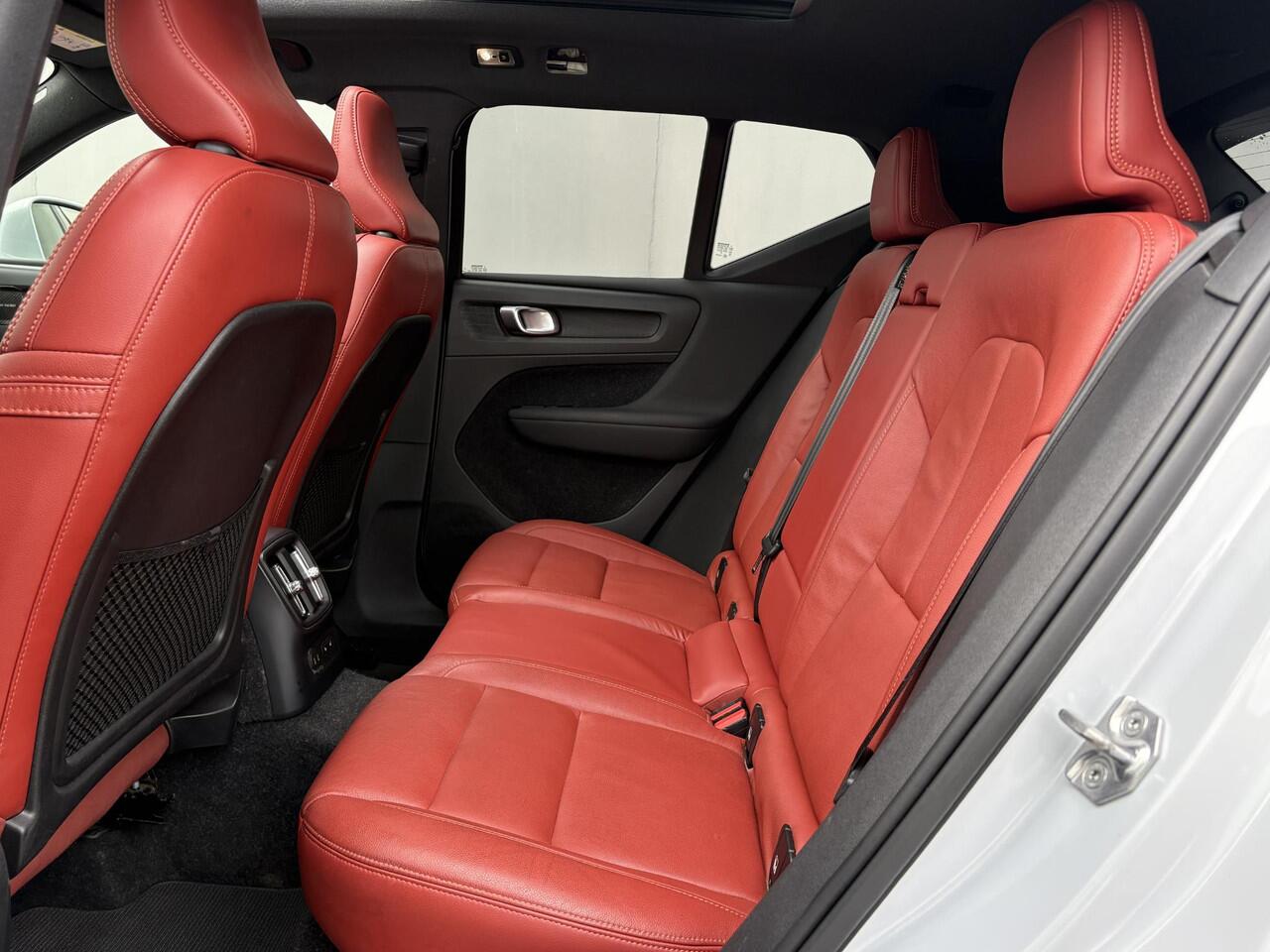 Volvo XC40 1.5 T5 Recharge Business Pro / Plug-in Hybrid / SOH 91,7% / Schuif-/Kanteldak / Achteruitrijcamera / Stoel-/Stuurverwarming / Harman Kardon Audio / Elektrische Achterklep /