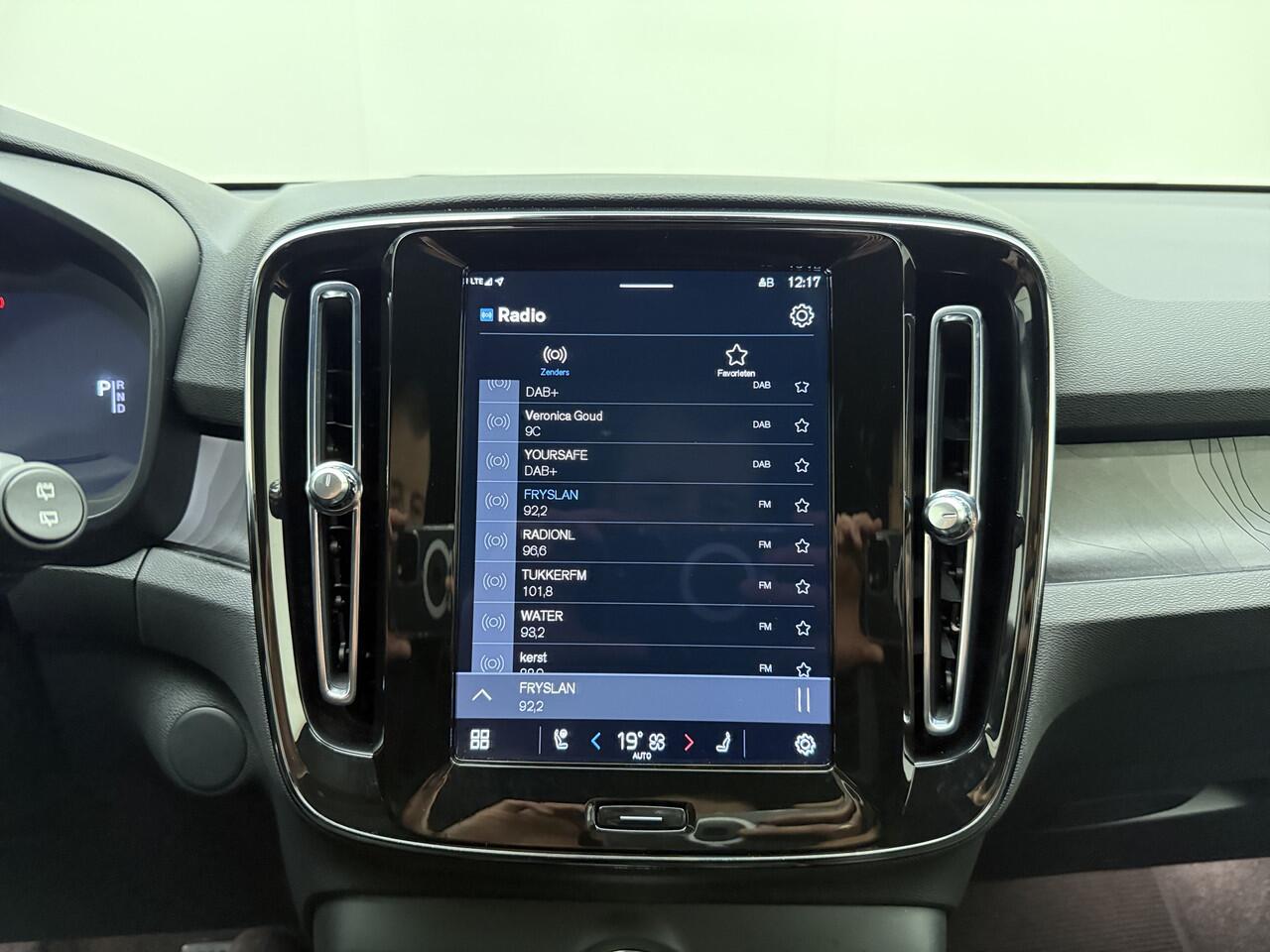 Volvo XC40 Extended Range Plus / Nubuck / Trekhaak / All-Season banden / Getint Glas