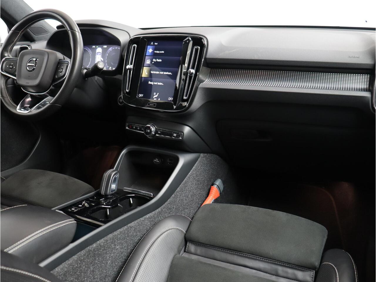 Volvo XC40 T2 Automaat R-Design Volvo XC40 T2 129PK / Automaat R-Design / Park Assist Pack / adaptieve cruise control / BLIS / Key Less / 18"/