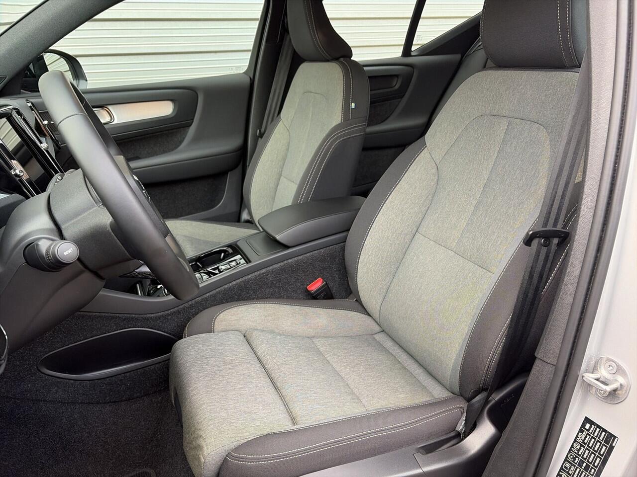 Volvo XC40 2.0 B4 Plus Dark / Audio Harman Kardon / 18" velgen / Trekhaak elektrisch uitklapbaar /