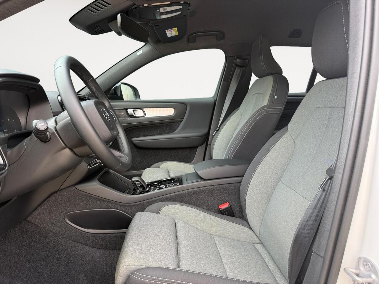 Volvo XC40 2.0 B4 Plus Dark | Trekhaak | Verwarmbare voorruit | Stoelverwarming | Harman/Kardon Audio |