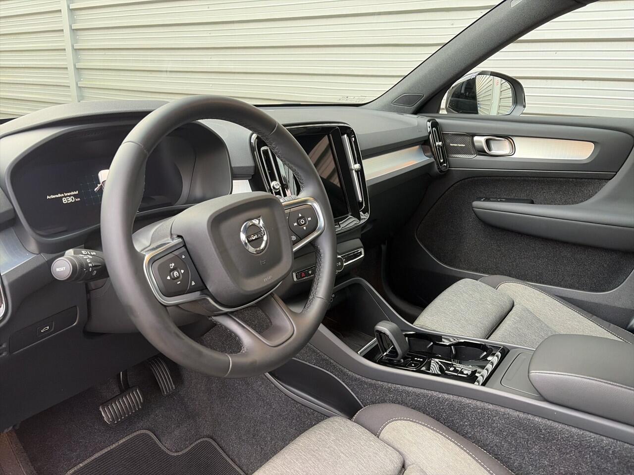 Volvo XC40 2.0 B4 Plus Dark / Audio Harman Kardon / 18" velgen / Trekhaak elektrisch uitklapbaar /