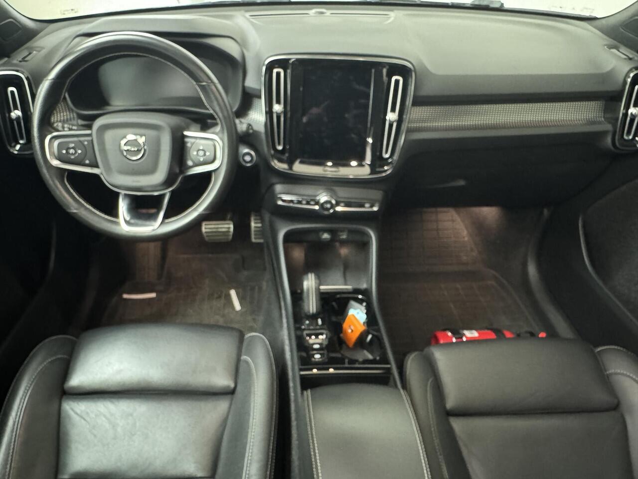 Volvo XC40 1.5 T5 Recharge Inscription | Panoramadak | Camera | Trekhaak wegklapbaar | Navigatie | Adaptieve cruise control