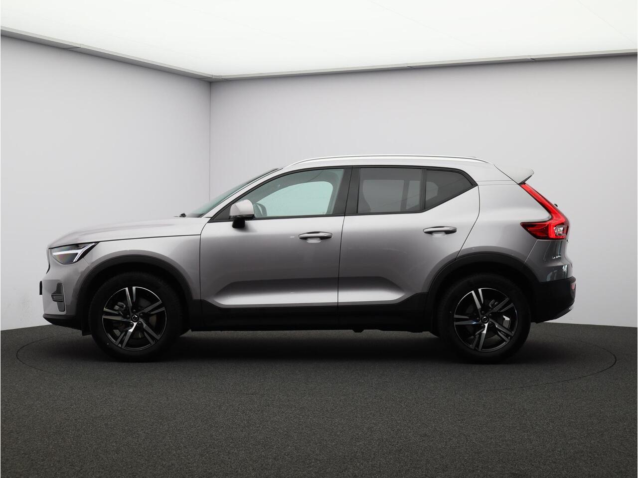 Volvo XC40 B3 163PK Core Business Edition / Adaptive Cruise / BLIS / Verwarmbaar Stuurwiel + Voorstoelen / Extra Getint Glas / 18" / Harman Kardon Audio /