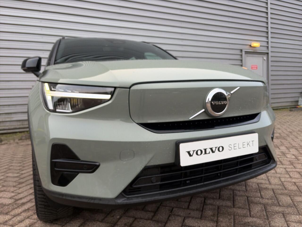 Volvo XC40 Single Motor Plus 69 kWh / Stoel- en stuurverwarming / Achteruitrijcamera / Elektrische achterklep /