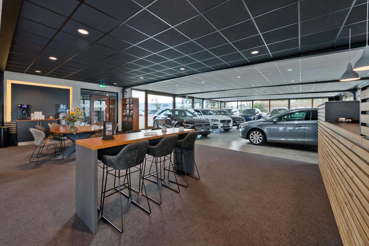 Volvo XC40 2.0 B3 PLUS BLACK EDITION