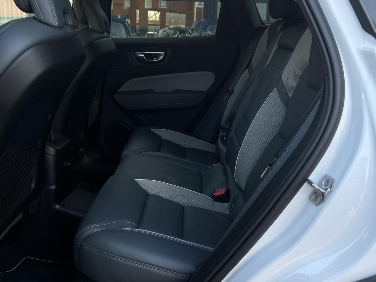 Volvo XC60 2.0 T8 Twin Engine 392 pk AWD R-Design Navigatie Panoramadak Luchtvering Camera Head Up Display Leder Dashboard Carplay Elek. Stoel 19 Inch Velgen Stoelverwarming Standkachel Extra Getint Glas On Call 1e Eigenaar Plug In Hybride 1e Eigenaar BTW auto