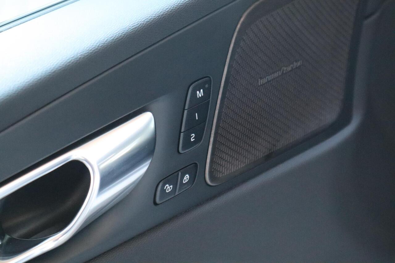 Volvo XC60 2.0 T6 Plug-in hybrid AWD Ultimate Dark | Schuif-/ kanteldak| Head-up display| Harman Kardon audiosysteem| Stoelverwarming voor + achter| Stuurwielverwarming| Semi- elektrisch inklapbare trekhaak|