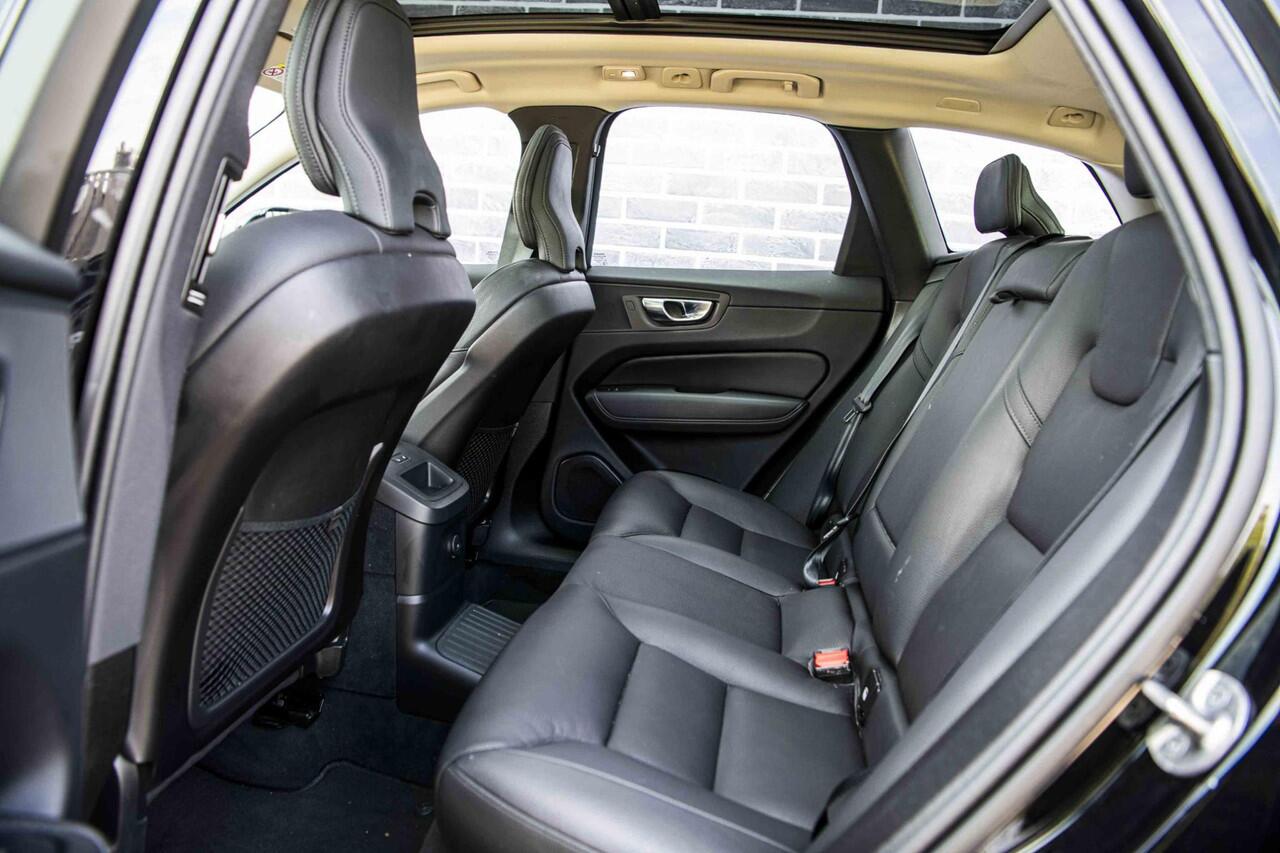 Volvo XC60 2.0 T6 Plug-in hybrid AWD Ultra Dark | Trekhaak | Adaptive cruise control | Head-up display | Harman/Kardon audio | Dode hoek detectie BLIS | Stoelverwarming voor + achter | Stuurverwarming | Elektrische stoelverstelling |