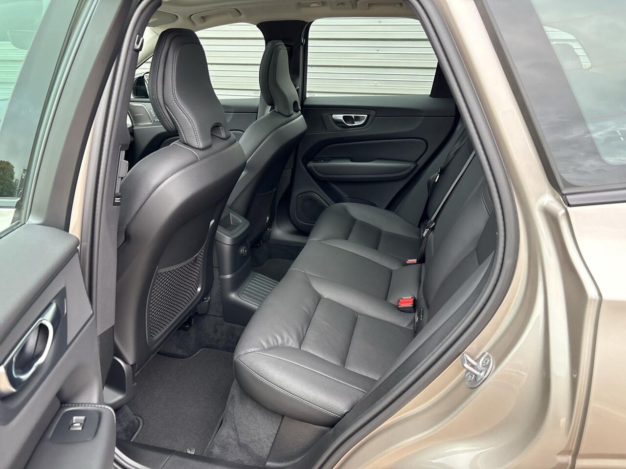 Volvo XC60 T6 Plug-in hybrid AWD Ultra Dark / Harman/Kardon / Trekhaak / Panorama dak / Rondomzichtcamera /