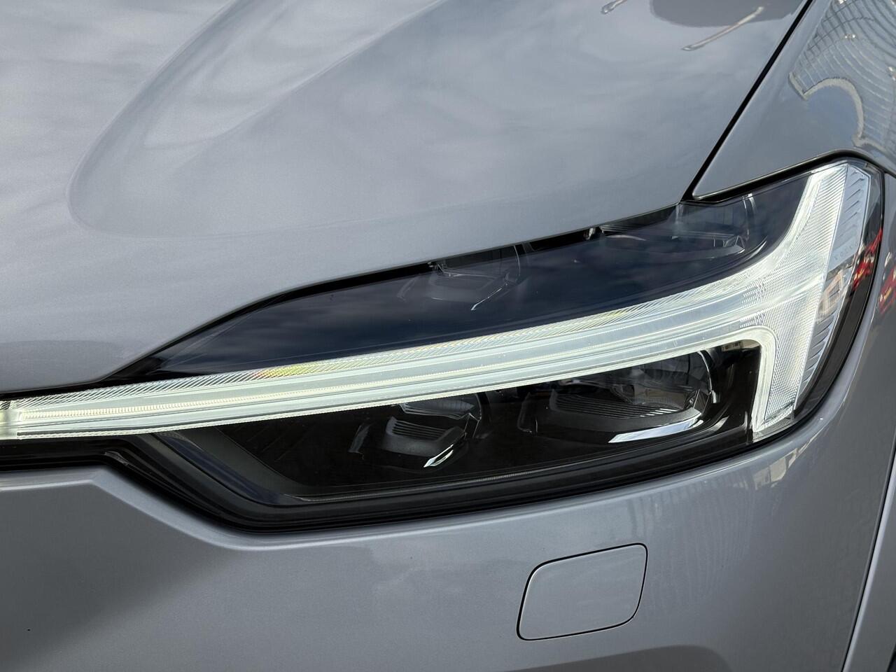 Volvo XC60 2.0 T6 Plug-in hybrid AWD Ultimate Bright | Long range | Trekhaak | Adaptive cruise control | Head-up display | Harman/Kardon audio | Dode hoek detectie BLIS | Stoelverwarming voor + achter | Stuurverwarming | Elektrische stoelverstelling |