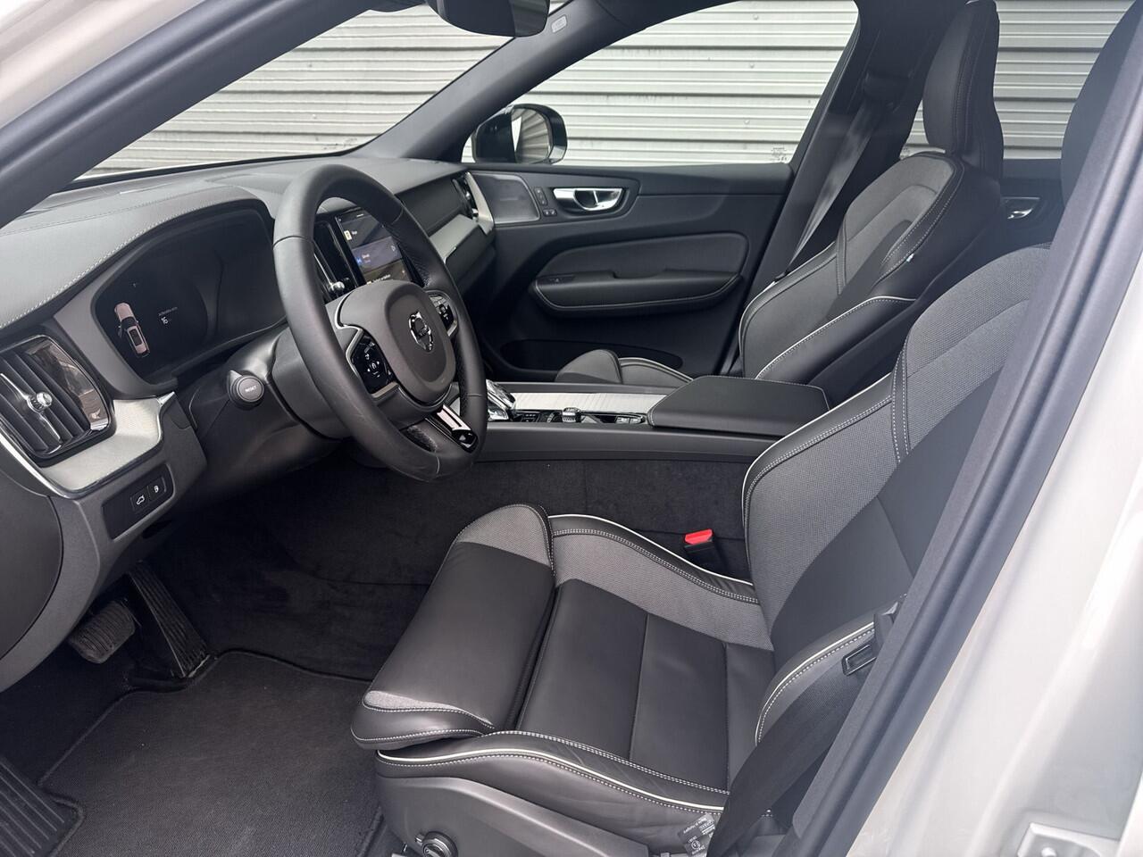 Volvo XC60 T6 350 PK Plug-in hybrid AWD Ultra Dark / 360 camera/ Luchtvering / Black Sheep pakket /