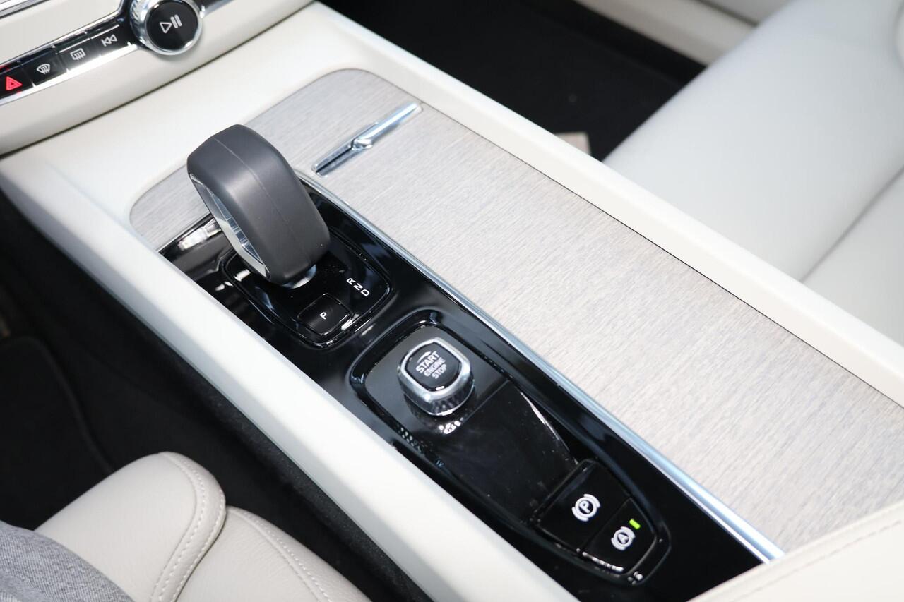 Volvo XC60 T8 Recharge AWD Ultra Dark - Panorama/schuifdak - IntelliSafe Assist & Surround - 360º Camera - Bowers & Wilkins audio - Adaptieve LED koplampen - Verwarmde voorstoelen, stuur & achterbank - Parkeersensoren voor & achter - Elektr. bedienb. voorstoelen met