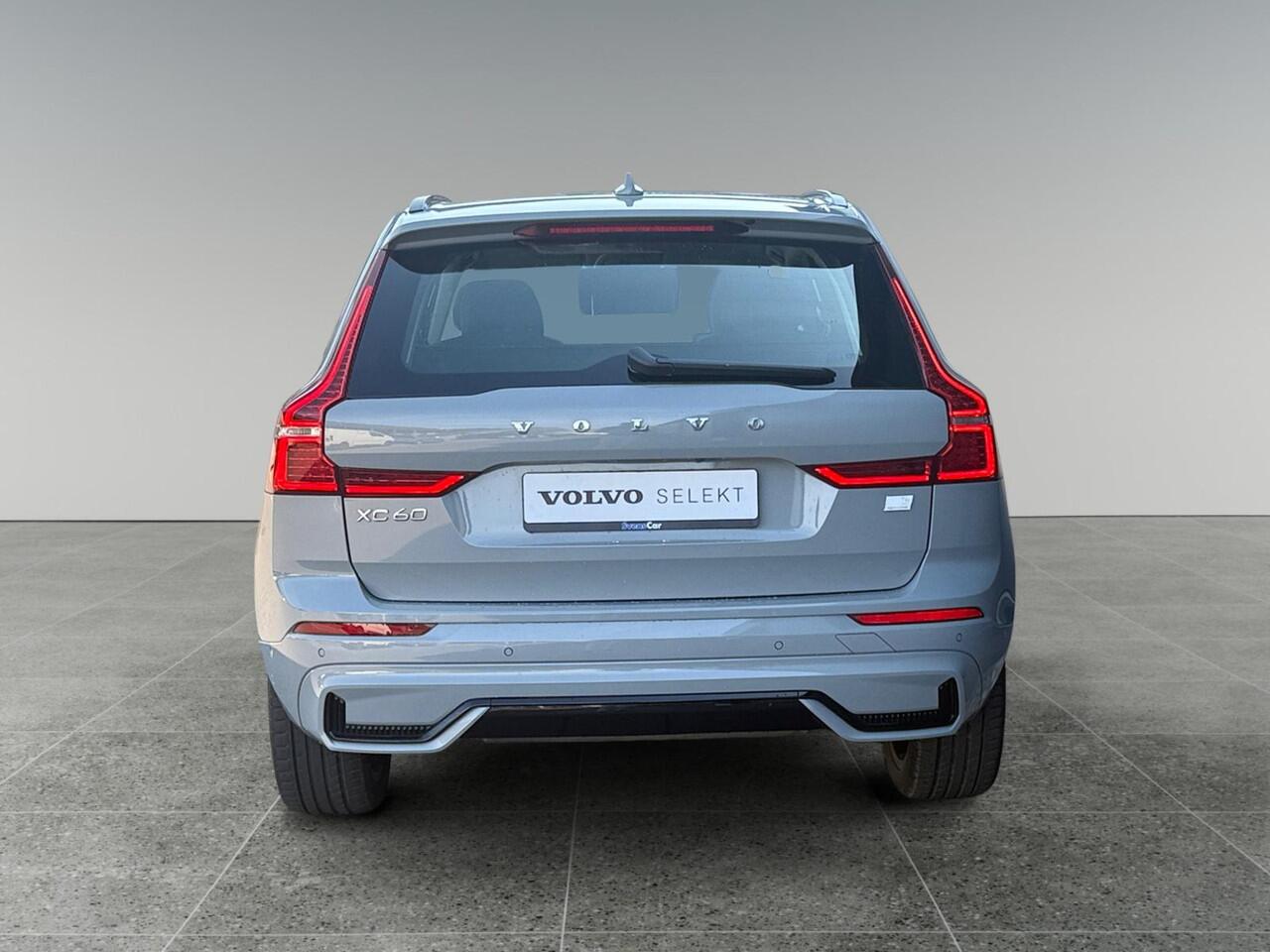 Volvo XC60 2.0 T6 Plug-in hybrid AWD Ultimate Dark | Trekhaak | Head-up Display | Stoelverwarming | 360 graden camera |