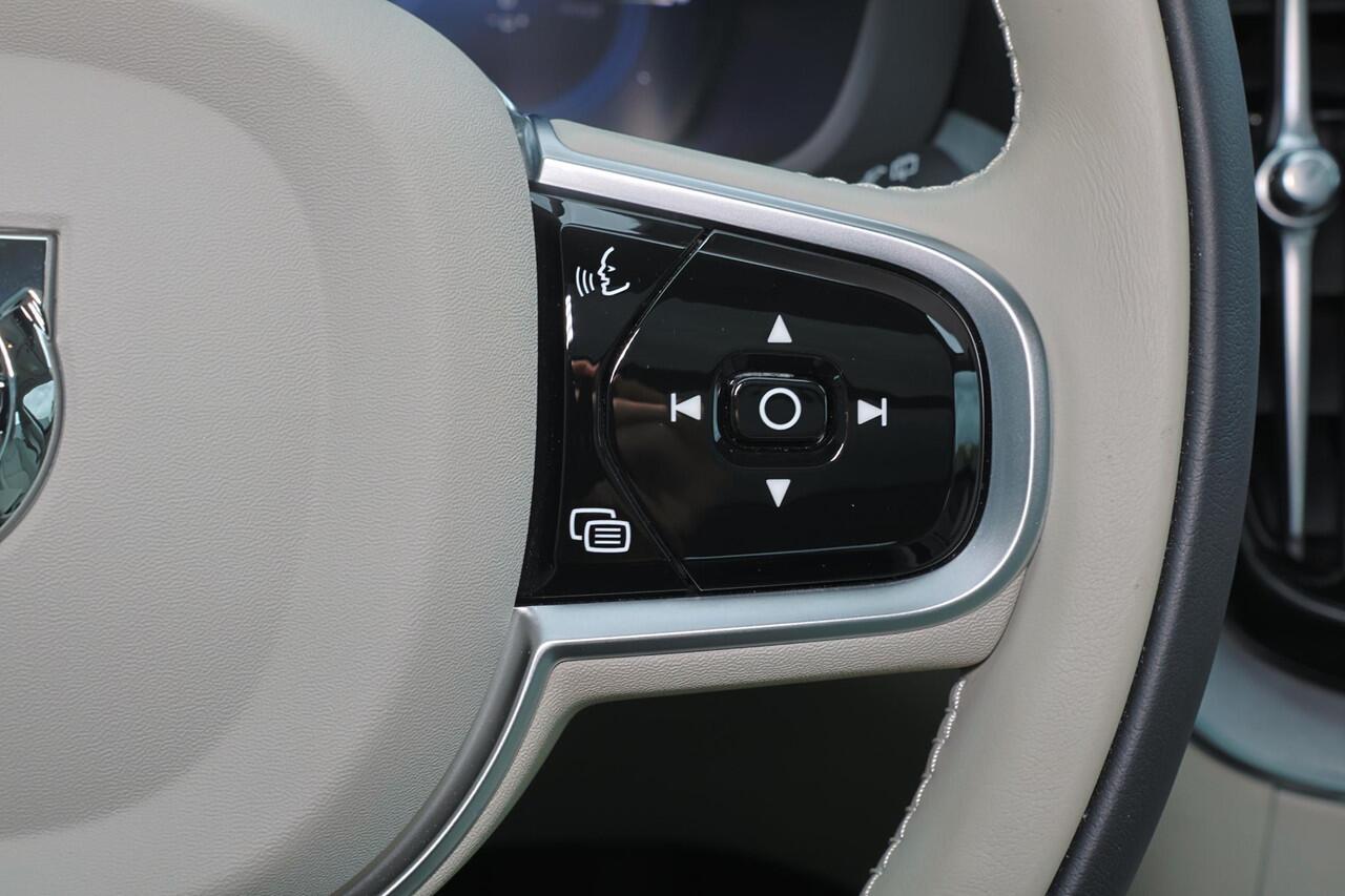 Volvo XC60 T6 Recharge AWD Plus Bright - Panorama/schuifdak - IntelliSafe Assist & Surround - Nappaleder - Stoelverwarming / -ventilatie - Parkeercamera achter - Parkeersensoren voor & achter - Elektr. bedienb. voorstoelen met geheugen - Draadloze tel. lader - Stand