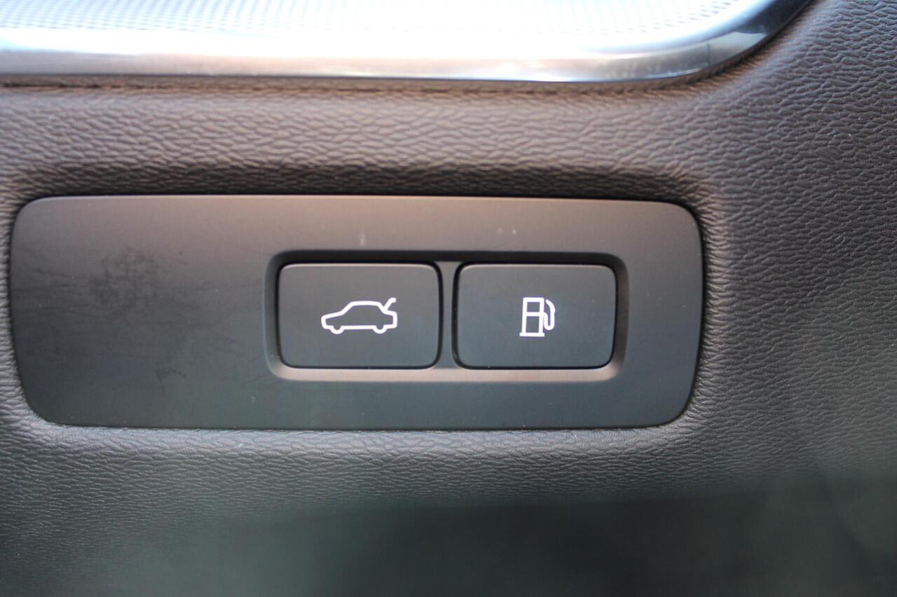 Volvo XC60 2.0 T6 Plug-in hybrid AWD Plus Dark Long range / Adaptieve cruise control / Panoramadak / Apple carplay / Parkeersensoren met 360 camera / Elektrische achterklep / Elektrische stoelen met geheugen / Stoel en stuurwielverwarming