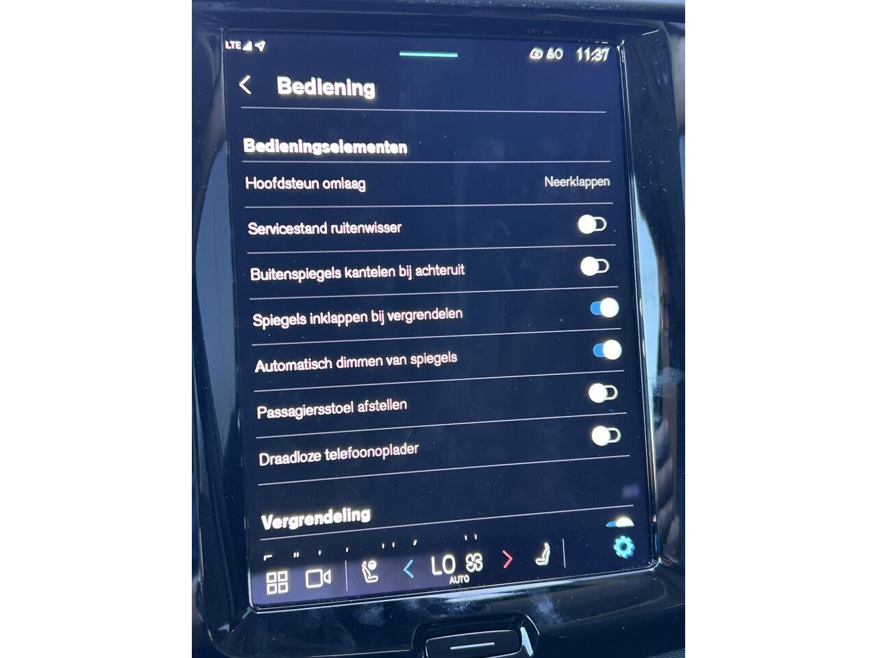 Volvo XC60 2.0 T6 Plug-in hybrid AWD Ultra Dark Luchtvering / Head-up display / 360 camera / panorama dak / trekhaak / 20 inch wielen / stoel- en stuurverwarming / Harman Kardon audio