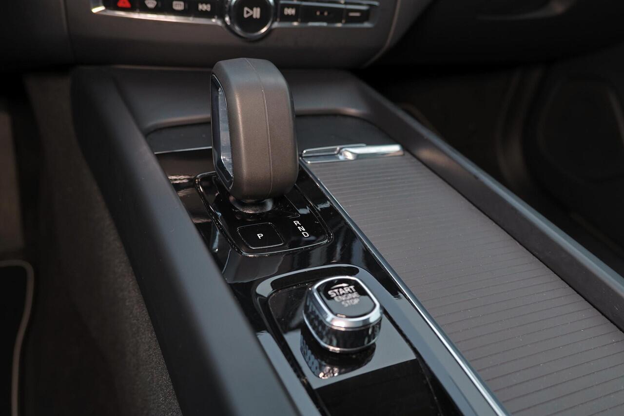 Volvo XC60 T6 Recharge AWD Core Bright - Panorama/schuifdak - IntelliSafe Assist - Adaptieve LED koplampen - Parkeercamera achter - Verwarmde voorstoelen, stuur & achterbank - Parkeersensoren voor & achter - Draadloze tel. lader - Standkachel - Extra getint glas - E