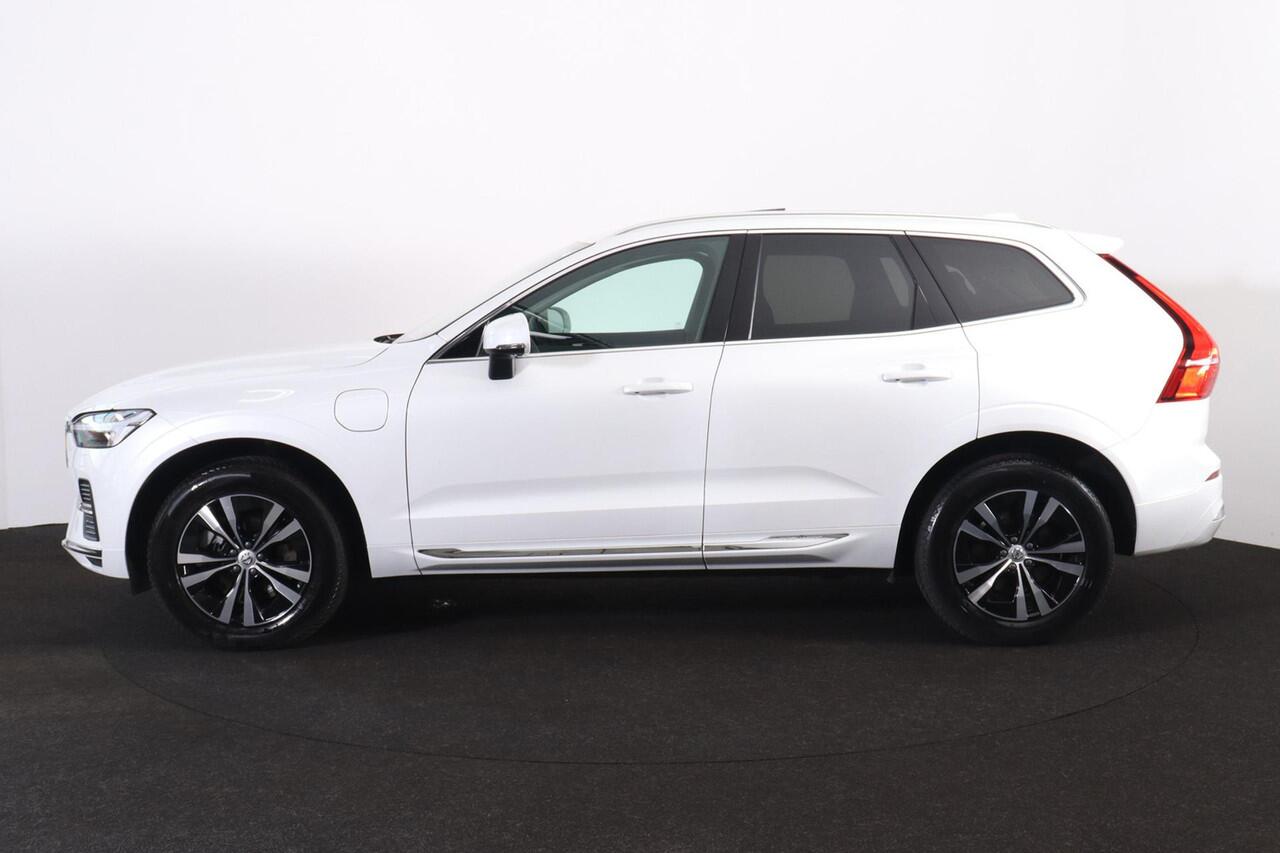 Volvo XC60 T6 Recharge AWD Core Bright - Panorama/schuifdak - IntelliSafe Assist - Adaptieve LED koplampen - Parkeercamera achter - Verwarmde voorstoelen, stuur & achterbank - Parkeersensoren voor & achter - Draadloze tel. lader - Standkachel - Extra getint glas - E