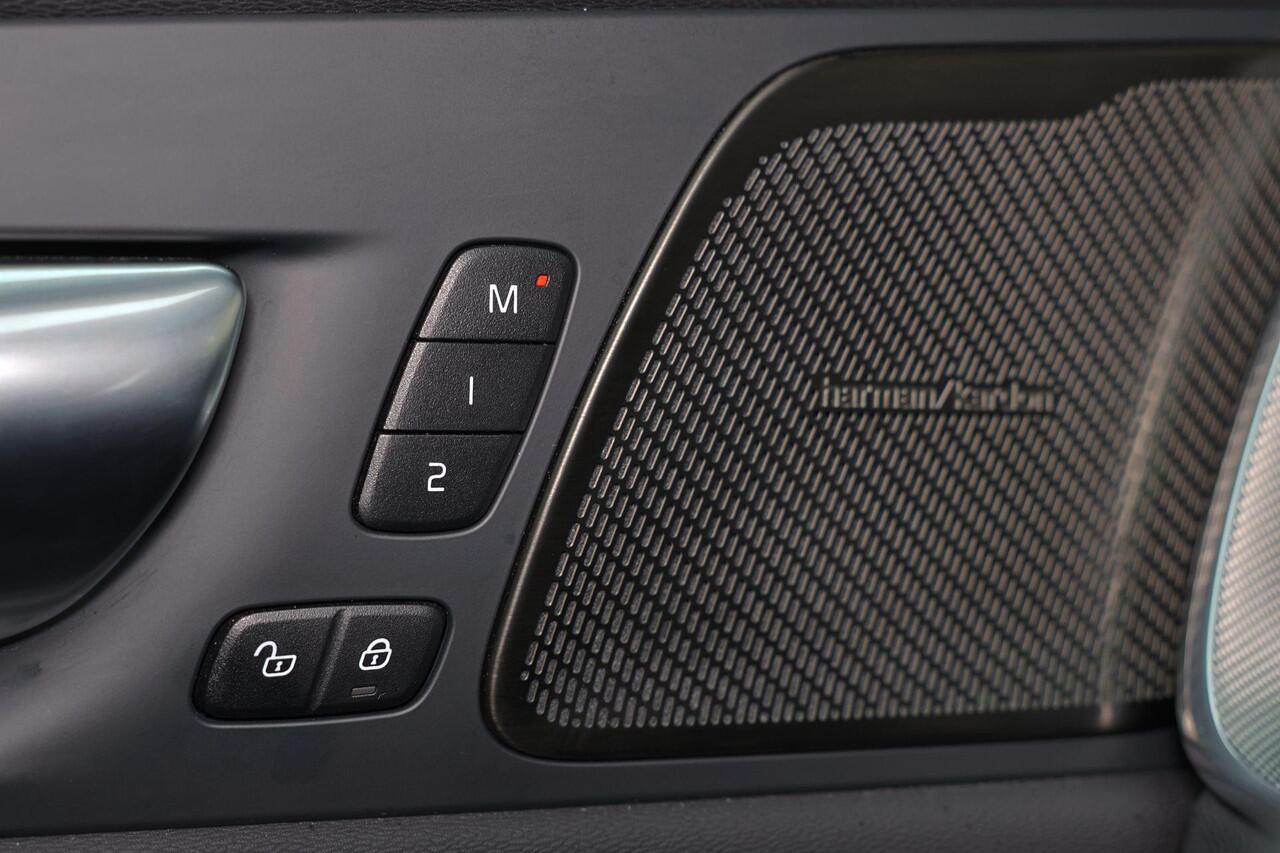 Volvo XC60 T6 Recharge AWD Ultra Black Edition - Panorama/schuifdak - IntelliSafe Assist & Surround - 360º Camera - Harman/Kardon audio - Adaptieve LED koplampen - Verwarmde voorstoelen, stuur & achterbank - Parkeersensoren voor & achter - Elektr. bedienb. voorstoel