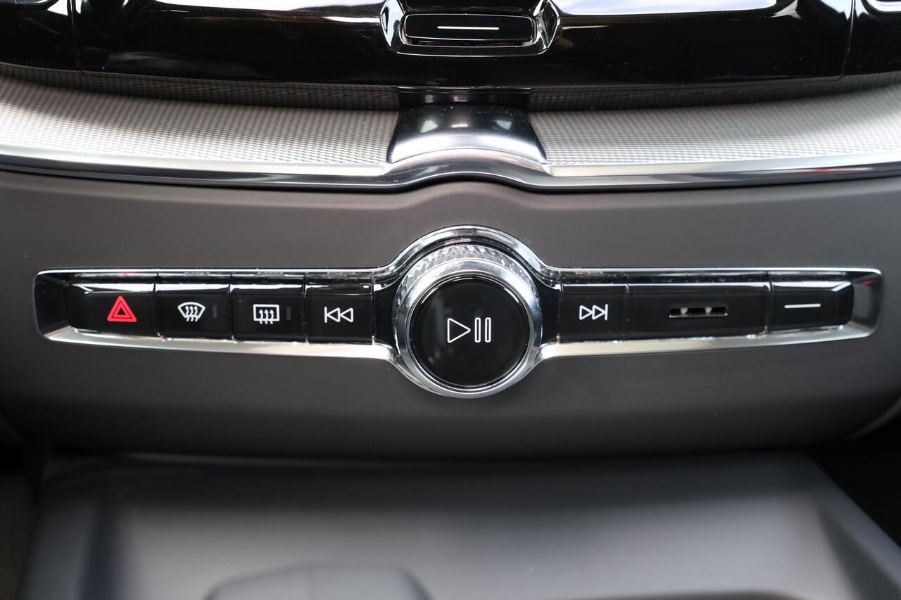 Volvo XC60 T8 Recharge AWD Ultimate Dark - Panorama/schuifdak - IntelliSafe Assist & Surround - 360º Camera - Adaptieve LED koplampen - Verwarmde voorstoelen, stuur & achterbank - Parkeersensoren voor & achter - Elektr. bedienb. voorstoelen met geheugen - Head up di
