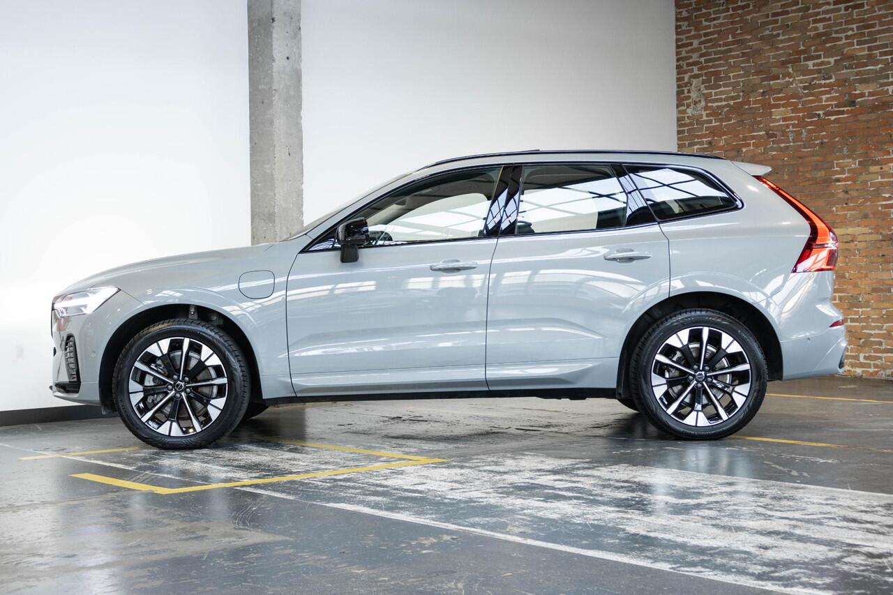 Volvo XC60 T6 Plug-in hybrid AWD Ultra Dark | Stoelverwarming | Electrische wegklapbare trekhaak | Head-Up Display | Adaptive Cruise Control | 360° Parkeercamera | Parkeersensoren voor + achter | Premium Audio by Harman Kardon