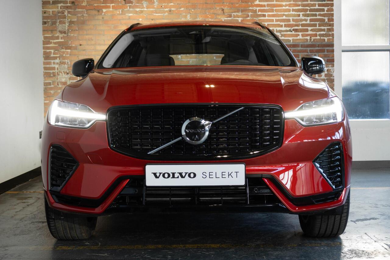 Volvo XC60 T6 Plug-in hybrid AWD Ultra Dark | Panoramadak | Semi Electrische Wegklapbar Trekhaak | 360° Parkeercamera | Stoelverwarming | Lederen Bekleding | Google Infotainment | Parkeersensoren voor + achter | Adaptive Cruise Control