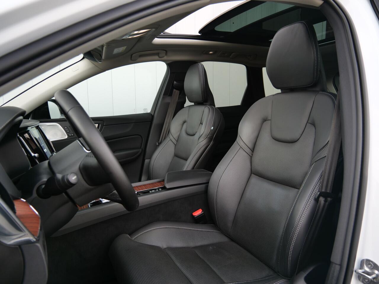 Volvo XC60 2.0 T6 350pk Plug-in hybrid AWD Ultimate Dark Schuifdak / Luchtvering / Head-up display