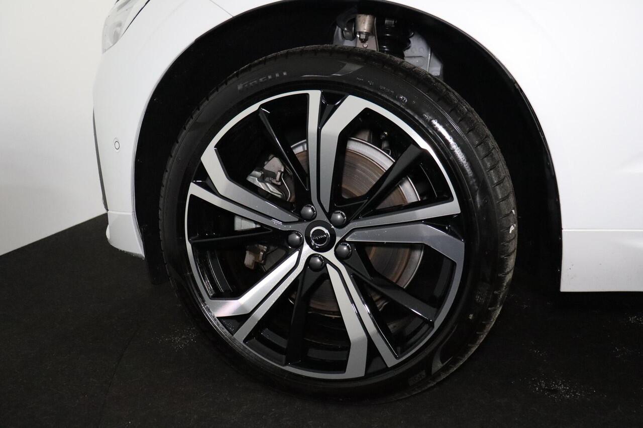 Volvo XC60 T8 Recharge AWD Ultimate Dark - Panorama/schuifdak - IntelliSafe Assist & Surround - 360º Camera - Verwarmde voorstoelen, stuur & achterbank - Parkeersensoren voor & achter - Elektr. bedienb. voorstoelen met geheugen - Draadloze tel. lader - Head up displ