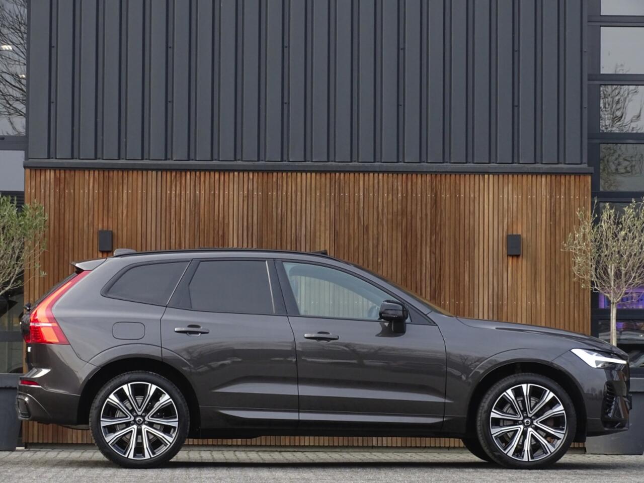 Volvo XC60 T6 341K AWD Recharge Plug-In Hybrid / R- Design / LED