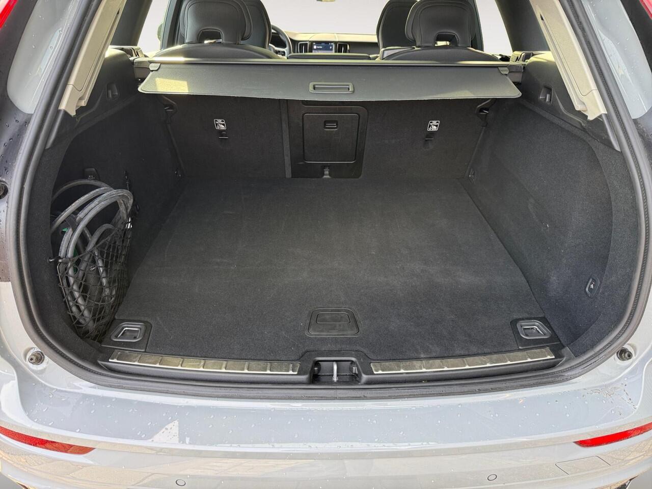 Volvo XC60 2.0 T6 Plug-in hybrid AWD Plus Dark | Trekhaak | 360 graden camera | Panormadak | Lederen bekleding |