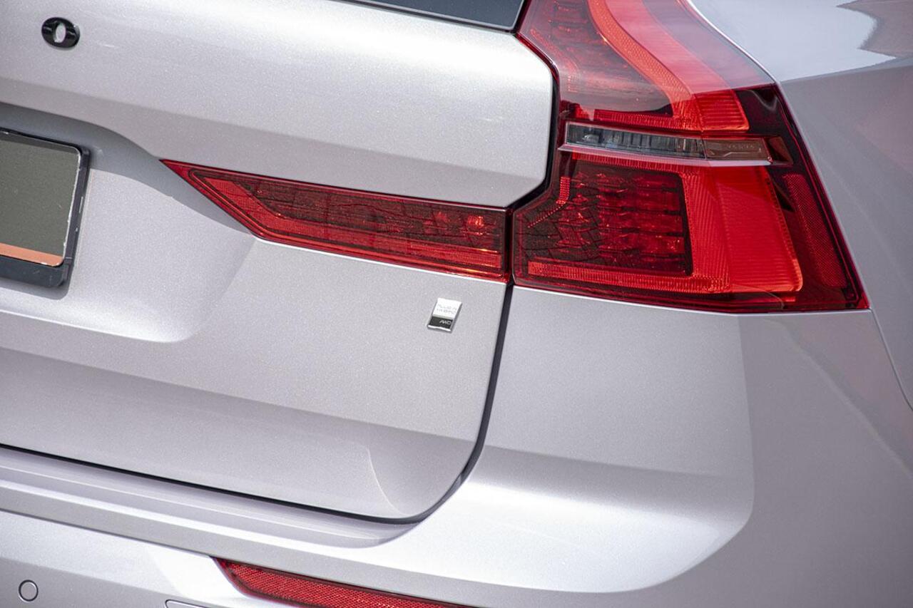 Volvo XC60 2.0 T6 PLUG-IN HYBRID AWD ULTRA DARK / FACE-LIFT