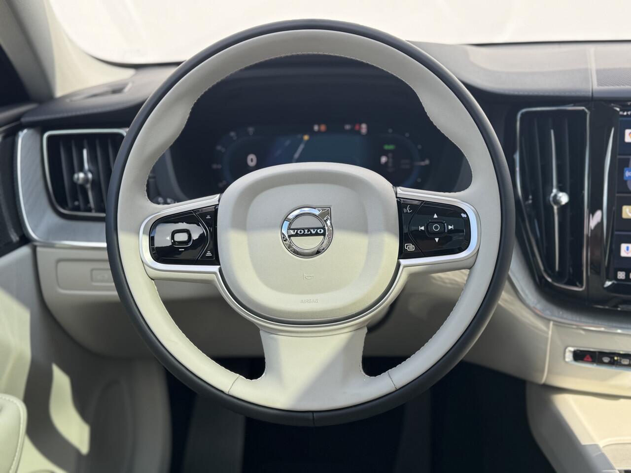 Volvo XC60 2.0 T6 Plug-in hybrid AWD Ultimate Dark Luchtvering | 21 inch wielen | Massage | 360 Camera