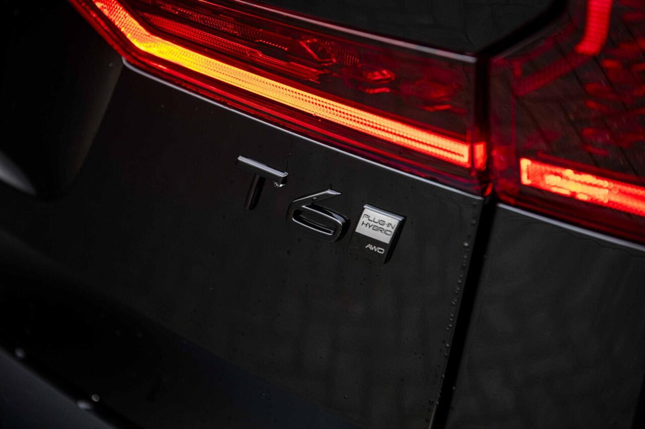 Volvo XC60 2.0 T6 Plug-in hybrid AWD Plus Black Edition | Luchtvering | Keyless Entry | Head-up Display | Panoramadak | Harman Kardon Audio | 360 Camera | Donker Glas | Elek. Verst. Voorstoelen